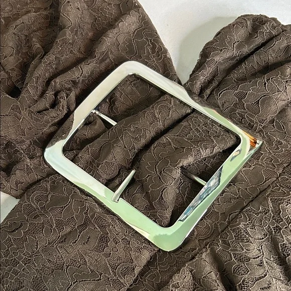 Elegant Brown Backless Lace Dress - Picture 2 of 8